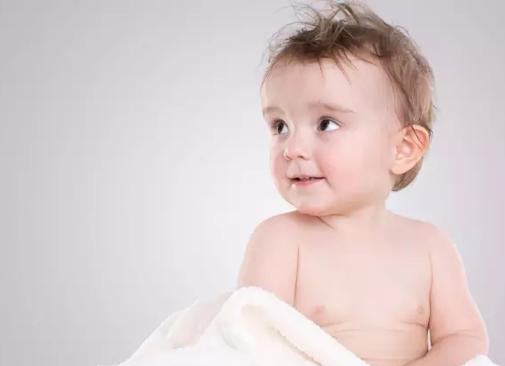 小孩指甲上白色斑點能剪掉嗎 小孩指甲有白色斑點和白色絮狀怎么辦