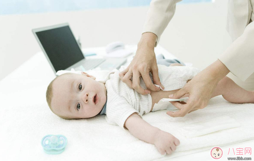 嬰兒紙尿褲大小怎么選  怎么給嬰兒穿紙尿褲