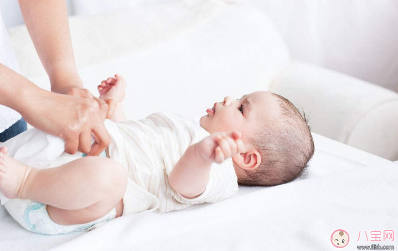 嬰兒紙尿褲大小怎么選  怎么給嬰兒穿紙尿褲