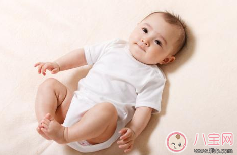 送新生兒紙尿褲怎么選 送新生兒連體衣好不好 送新生兒紙尿褲怎么選 送新生兒連體衣好不好