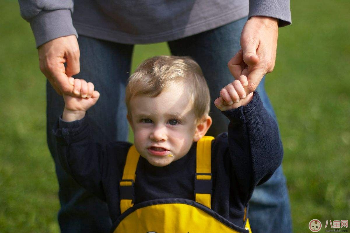 關于寶寶學走路說說朋友圈  形容孩子自己走路的心情短語說說朋友圈