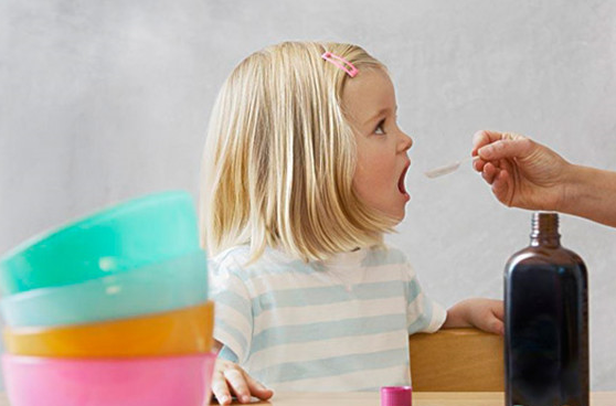 如何哄娃吃藥圖片 走過最長的路就是媽媽的套路