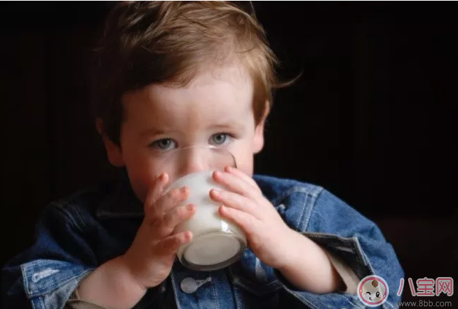 孩子出生配方奶和牛奶那個好 寶寶喝什么健康又營養
