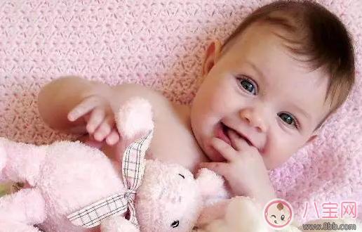 寶寶一直盯著一個地方是什么意思 怎么理解嬰兒的語言動作