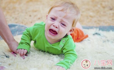 寶寶摔倒了管不管 寶寶摔倒后父母應(yīng)該怎么做最好