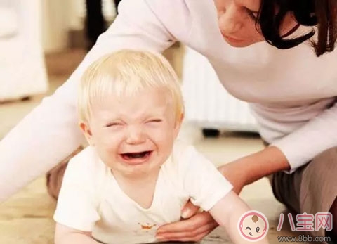 寶寶摔倒了管不管 寶寶摔倒后父母應(yīng)該怎么做最好