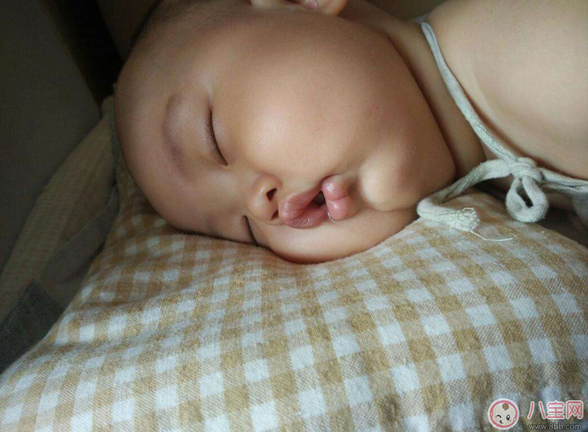 寶寶睡覺我們要注意哪些問題 孩子睡覺怎么睡好