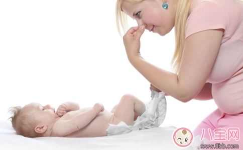 冬天如何給孩子換紙尿褲 換紙尿褲時的誤區要注意