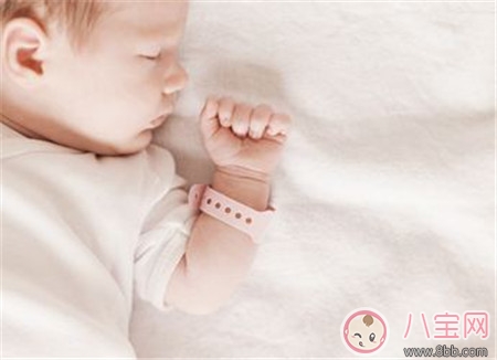 孩子睡覺偏頭長大會好嗎 如何糾正寶寶偏頭 孩子睡覺偏頭長大會好嗎 如何糾正寶寶偏頭