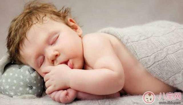 寶寶偏頭應(yīng)不應(yīng)該糾正 寶寶睡覺總是偏頭怎么辦 寶寶偏頭應(yīng)不應(yīng)該糾正 寶寶睡覺總是偏頭怎么辦
