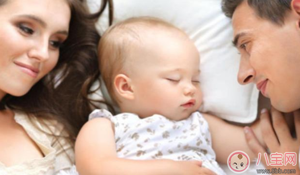 孩子枕著胳膊睡好不好 寶寶放中間睡覺會有危險嗎