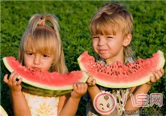 四個月寶寶內熱怎么辦 寶寶內熱如何按摩 四個月寶寶內熱怎么辦 寶寶內熱如何按摩