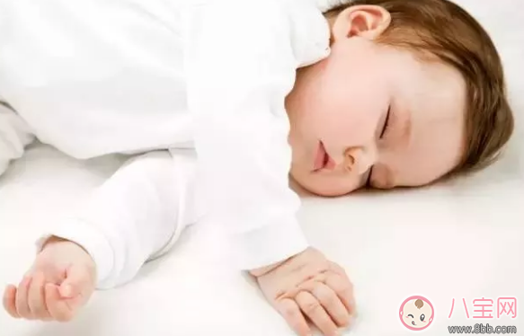 寶寶多大可以做抬頭訓練 寶寶抬頭訓練要注意什么 寶寶多大可以做抬頭訓練 寶寶抬頭訓練要注意什么