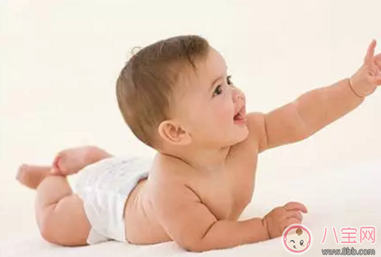 寶寶多大可以做抬頭訓練 寶寶抬頭訓練要注意什么 寶寶多大可以做抬頭訓練 寶寶抬頭訓練要注意什么