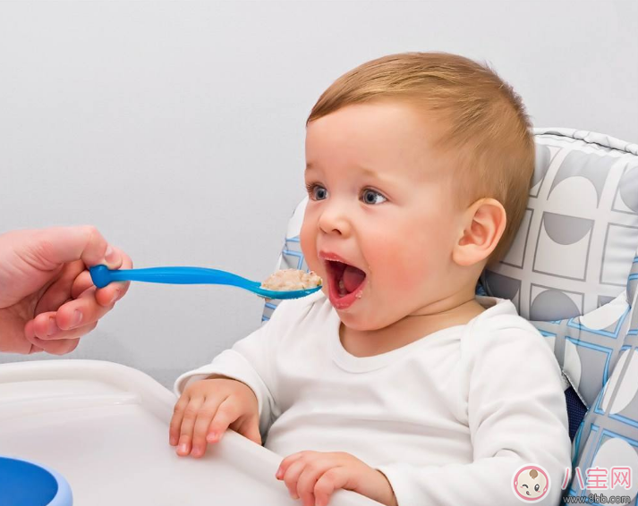 用勺子給孩子喂飯會窒息嗎 給孩子喂飯怎么喂比較好