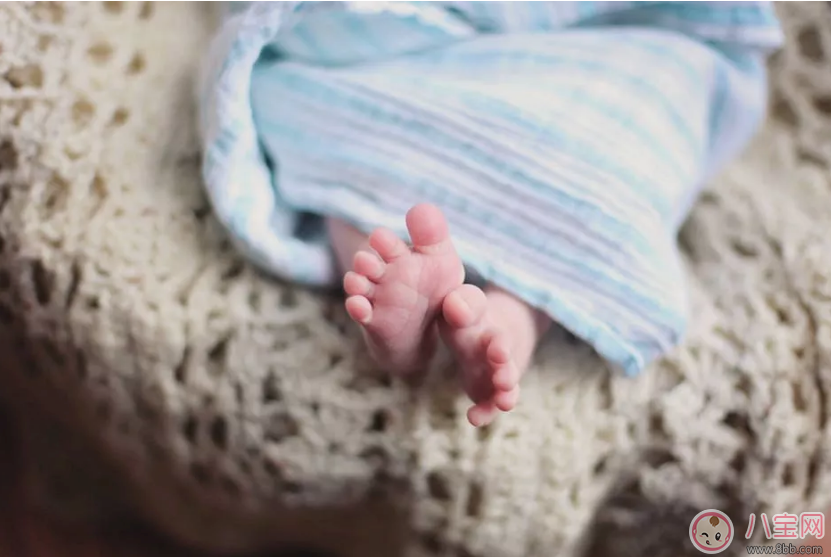 孩子冬天睡覺怎么穿蓋   寶寶睡覺需要穿襪子嗎