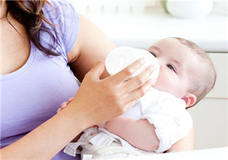 寶寶吃奶粉便秘怎么辦  如何正確的預(yù)防寶寶吃奶粉便秘