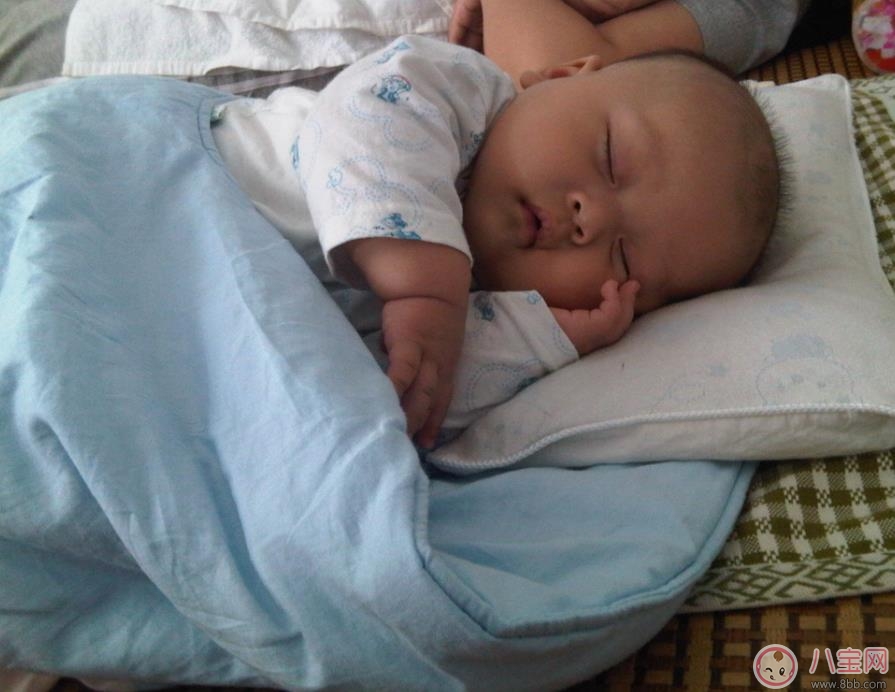 孩子只能抱睡別的方法睡不著怎么辦 怎么讓孩子避免不當?shù)乃X方法