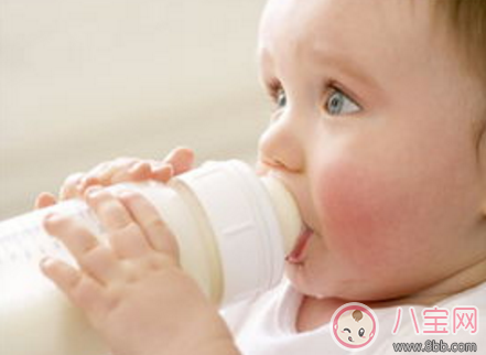 給寶寶轉奶的原則跟方法  分段奶粉轉奶注意事項