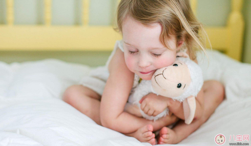 母乳寶寶大便有奶瓣怎么回事   嬰兒大便有奶瓣正常嗎