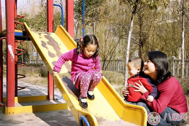 孩子在玩的時候會躲開大朋友是什么原因 寶寶不和大朋友玩正常嗎