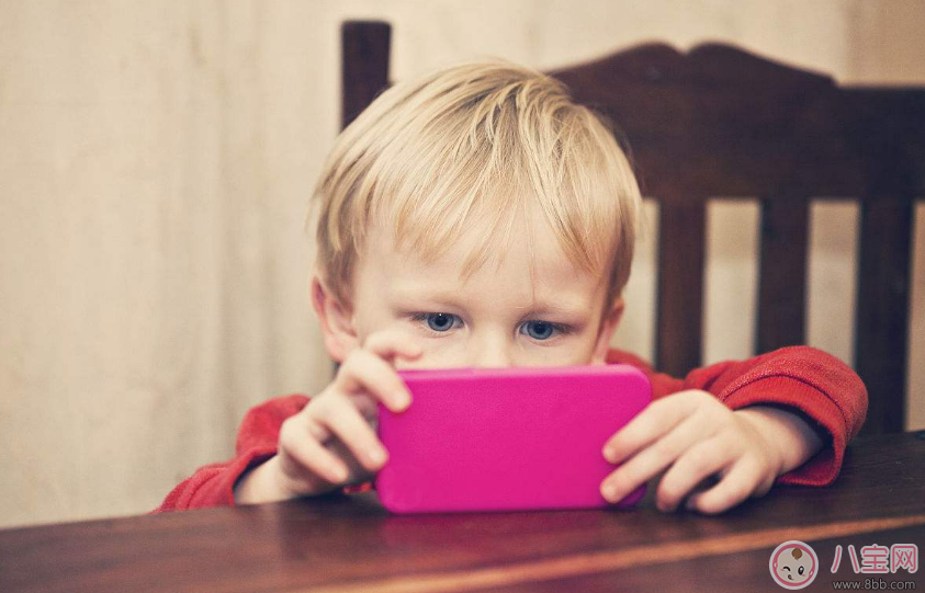 看到孩子玩手機就很生氣怎么辦 孩子一休息就知道玩手機怎么辦