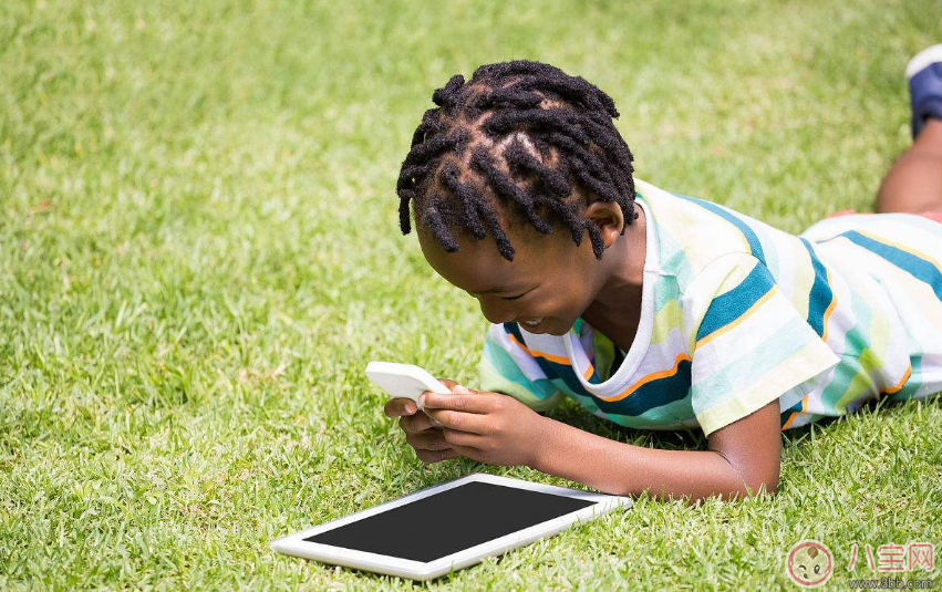 看到孩子玩手機就很生氣怎么辦 孩子一休息就知道玩手機怎么辦