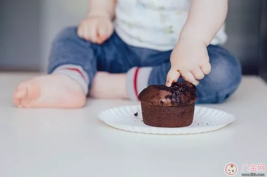 在什么時間給寶寶剪指甲最好 寶寶睡覺剪指甲好還是醒著的時候 在什么時間給寶寶剪指甲最好 寶寶睡覺剪指甲好還是醒著的時候