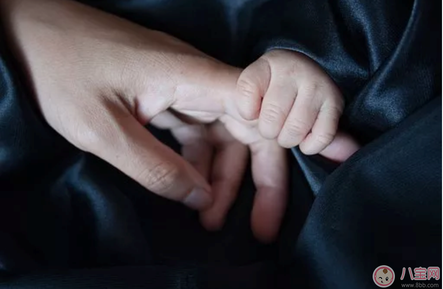 在什么時間給寶寶剪指甲最好 寶寶睡覺剪指甲好還是醒著的時候 在什么時間給寶寶剪指甲最好 寶寶睡覺剪指甲好還是醒著的時候