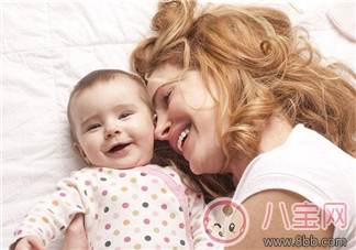 為什么寶寶別人抱就哭媽媽抱就不哭 寶寶只要媽媽的原因是什么