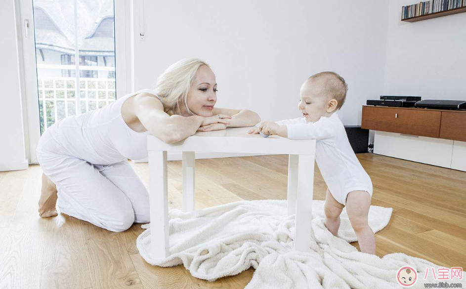 為什么寶寶別人抱就哭媽媽抱就不哭 寶寶只要媽媽的原因是什么