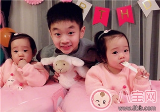 楊威雙胞胎女兒抓周選了什么 楊威雙胞胎女兒周歲生日萌照有哪些 楊威雙胞胎女兒抓周選了什么 楊威雙胞胎女兒周歲生日萌照有哪些