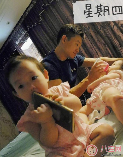 楊威雙胞胎女兒抓周選了什么 楊威雙胞胎女兒周歲生日萌照有哪些 楊威雙胞胎女兒抓周選了什么 楊威雙胞胎女兒周歲生日萌照有哪些