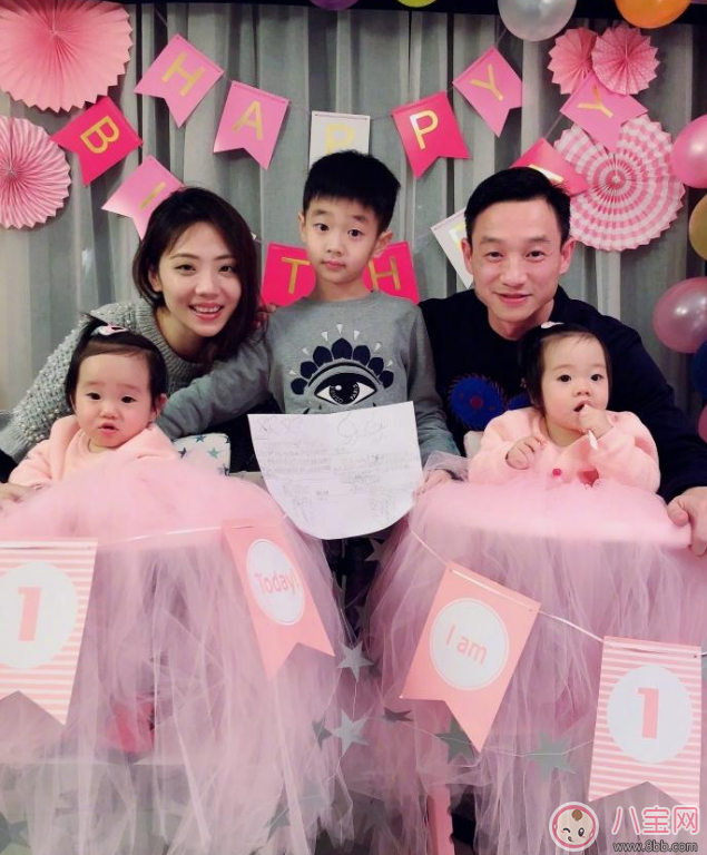 楊威雙胞胎女兒抓周選了什么 楊威雙胞胎女兒周歲生日萌照有哪些 楊威雙胞胎女兒抓周選了什么 楊威雙胞胎女兒周歲生日萌照有哪些