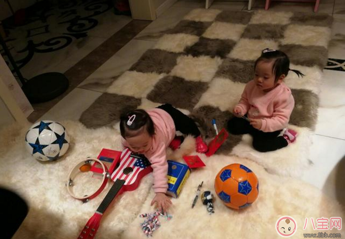 楊威雙胞胎女兒抓周選了什么 楊威雙胞胎女兒周歲生日萌照有哪些 楊威雙胞胎女兒抓周選了什么 楊威雙胞胎女兒周歲生日萌照有哪些