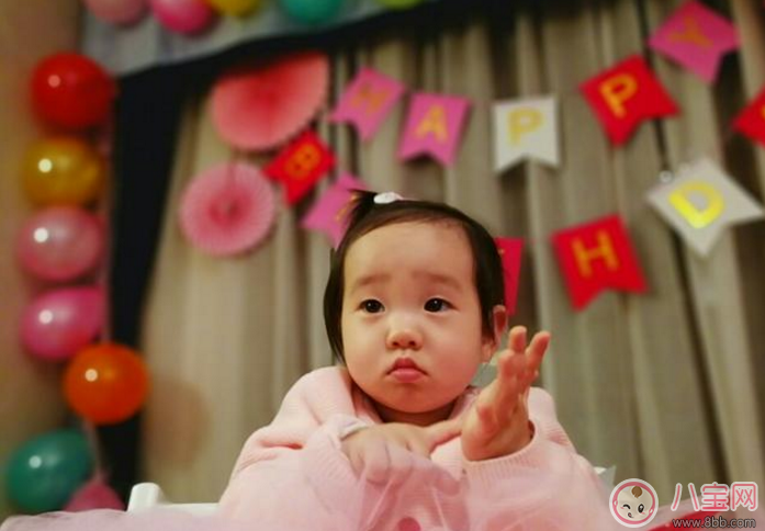 楊威雙胞胎女兒抓周選了什么 楊威雙胞胎女兒周歲生日萌照有哪些 楊威雙胞胎女兒抓周選了什么 楊威雙胞胎女兒周歲生日萌照有哪些