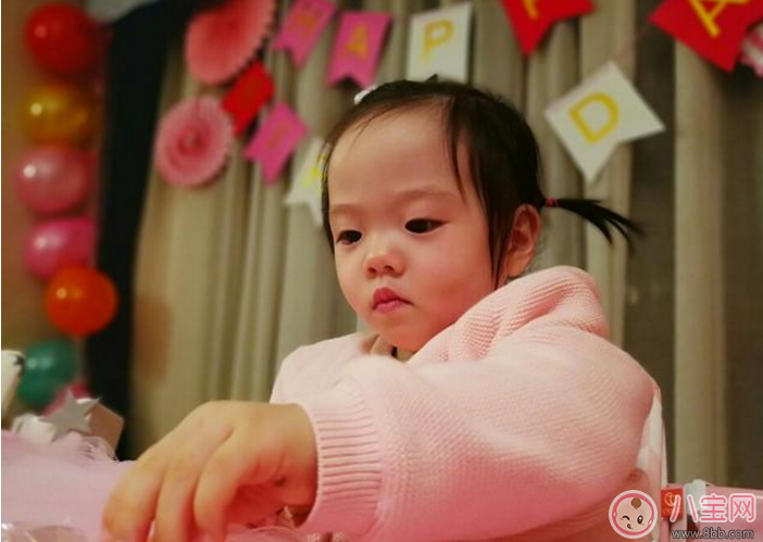 楊威雙胞胎女兒抓周選了什么 楊威雙胞胎女兒周歲生日萌照有哪些 楊威雙胞胎女兒抓周選了什么 楊威雙胞胎女兒周歲生日萌照有哪些