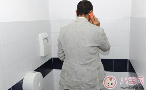 男性尿分叉是什么原因 男性尿分叉吃什么藥比較好