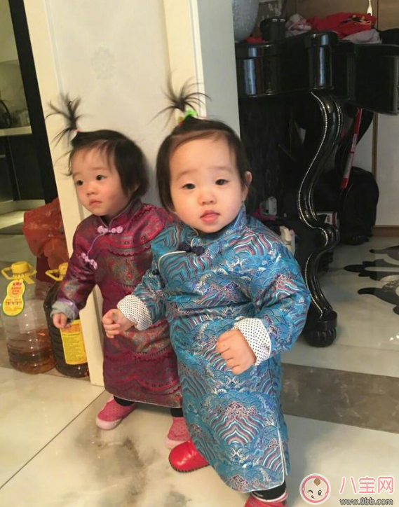 楊威雙胞胎女兒抓周選了什么 楊威雙胞胎女兒周歲生日萌照有哪些 楊威雙胞胎女兒抓周選了什么 楊威雙胞胎女兒周歲生日萌照有哪些