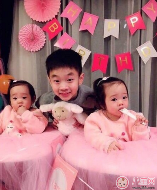 楊威雙胞胎女兒抓周選了什么 楊威雙胞胎女兒周歲生日萌照有哪些 楊威雙胞胎女兒抓周選了什么 楊威雙胞胎女兒周歲生日萌照有哪些
