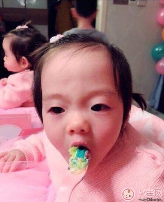 楊威雙胞胎女兒抓周選了什么 楊威雙胞胎女兒周歲生日萌照有哪些 楊威雙胞胎女兒抓周選了什么 楊威雙胞胎女兒周歲生日萌照有哪些