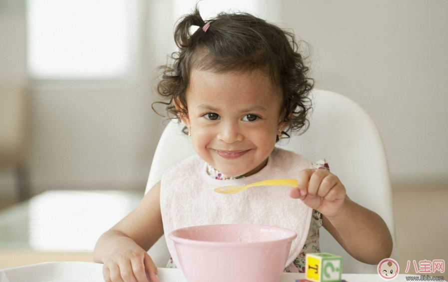 怎么教孩子學(xué)會餐桌禮儀 孩子在餐桌上沒禮貌怎么教