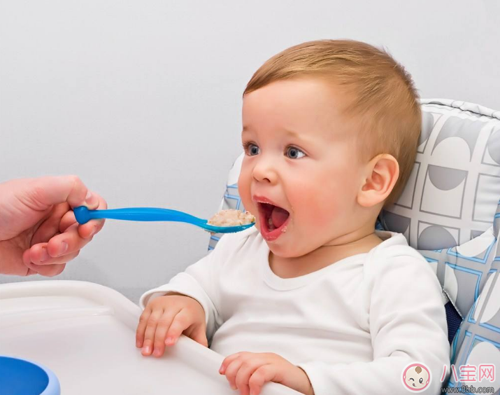 怎么教孩子學(xué)會餐桌禮儀 孩子在餐桌上沒禮貌怎么教