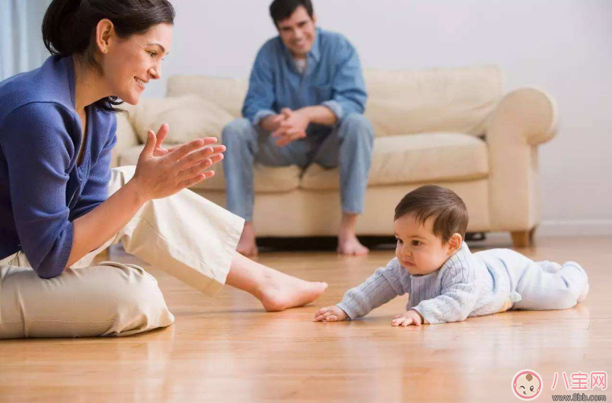  一個人怎么教寶寶學爬 寶寶爬行少會影響智力嗎