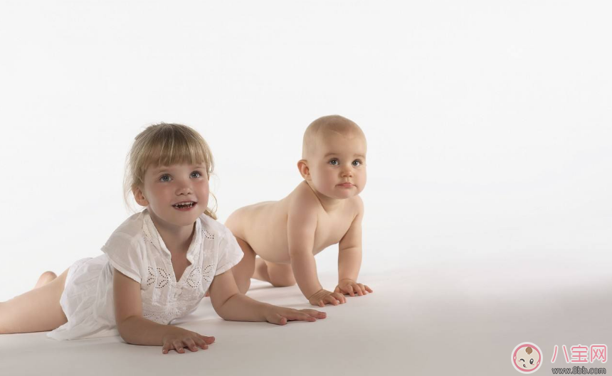  一個人怎么教寶寶學爬 寶寶爬行少會影響智力嗎