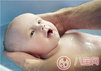 愛洗澡的寶寶突然怕水怎么辦 寶寶洗澡老是哭如何安撫 愛洗澡的寶寶突然怕水怎么辦 寶寶洗澡老是哭如何安撫