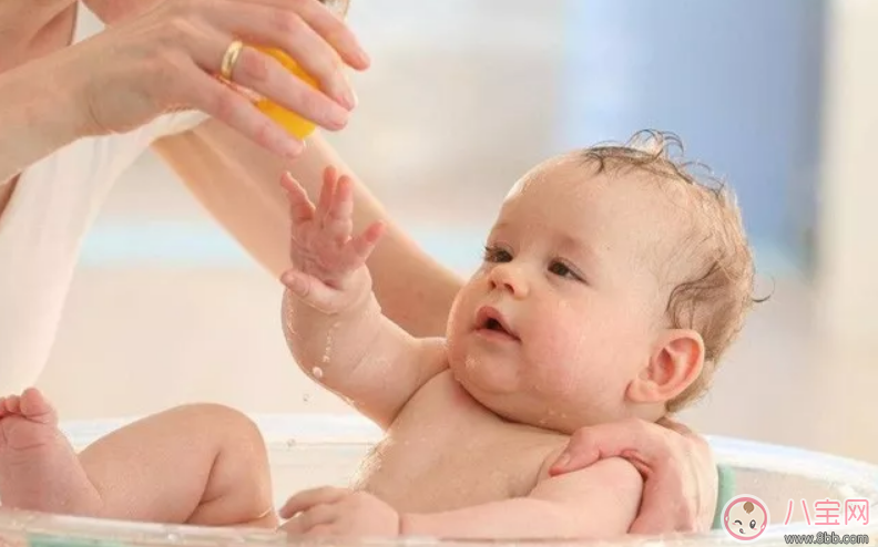 愛洗澡的寶寶突然怕水怎么辦 寶寶洗澡老是哭如何安撫 愛洗澡的寶寶突然怕水怎么辦 寶寶洗澡老是哭如何安撫