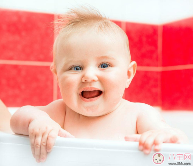 愛洗澡的寶寶突然怕水怎么辦 寶寶洗澡老是哭如何安撫 愛洗澡的寶寶突然怕水怎么辦 寶寶洗澡老是哭如何安撫