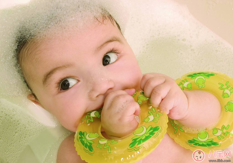 愛洗澡的寶寶突然怕水怎么辦 寶寶洗澡老是哭如何安撫 愛洗澡的寶寶突然怕水怎么辦 寶寶洗澡老是哭如何安撫
