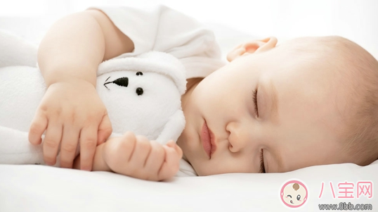 嬰兒嗜睡不吃奶怎么回事 嬰兒的喂養標準是多少 嬰兒嗜睡不吃奶怎么回事 嬰兒的喂養標準是多少